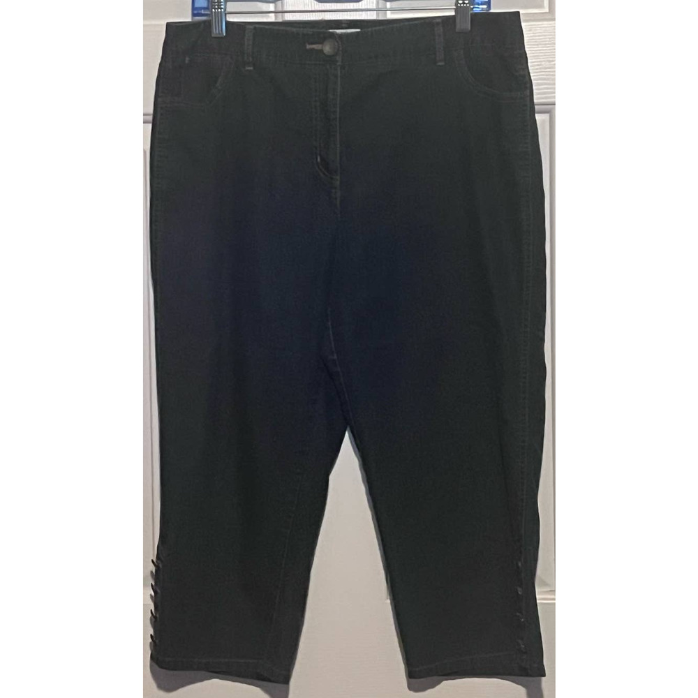 Cato Women's Capris Four Buttons Pant Leg Size 12 20" Inseam x 16" Waist x 11"